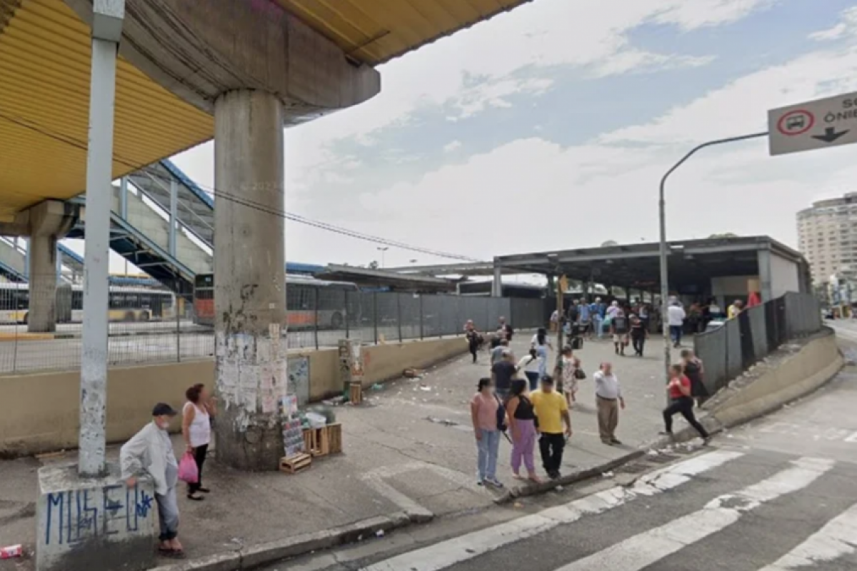 O caso aconteceu nesta semana, enquanto ele e a esposa aguardavam um ônibus.