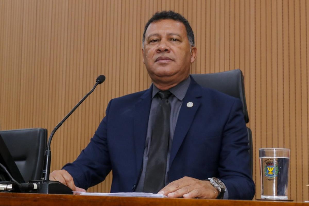 A Câmara troca o foco, empilha pedidos de cassação e mostra como a política campineira gira em ciclos previsíveis — quase sempre com o mesmo desfecho.