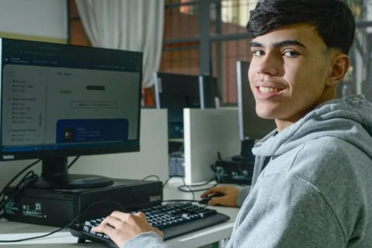 Programa oferece bolsas para estudantes do ensino médio atuarem em português e matemática