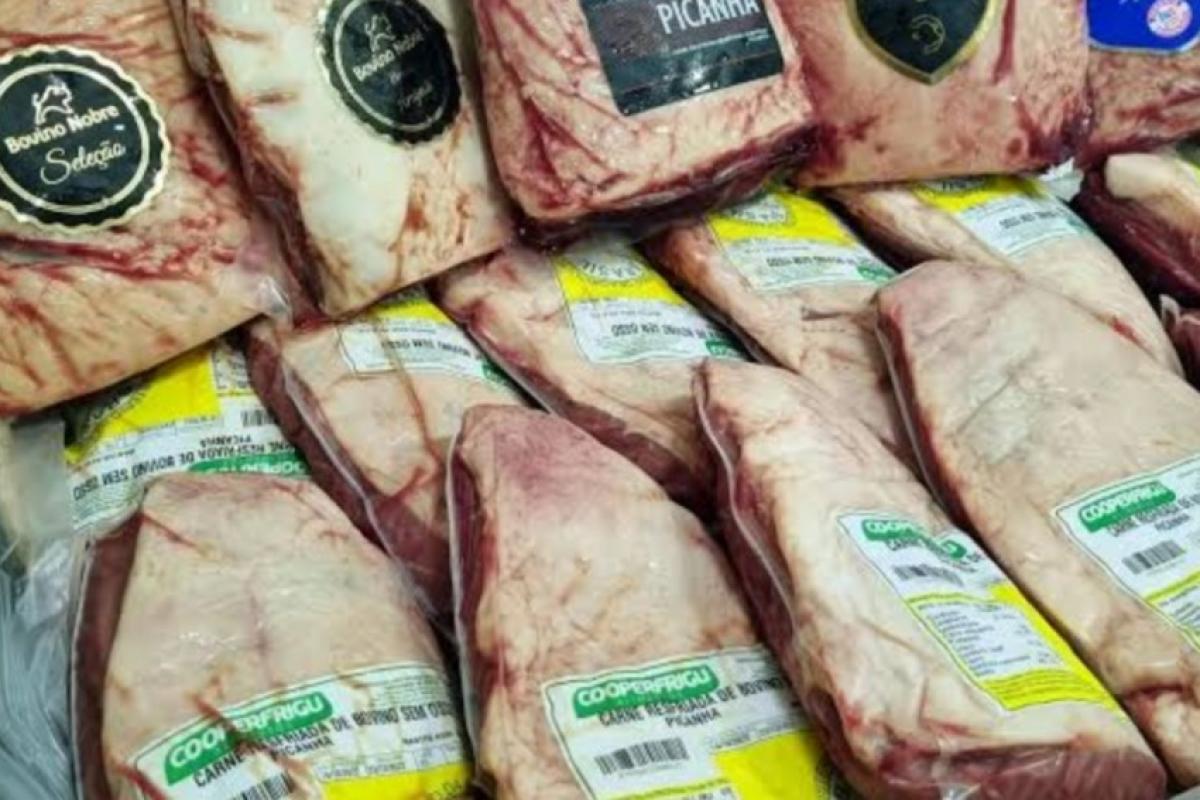 Um funcionário do estabelecimento percebeu quando a mulher colocava os pacotes de carne dentro de uma bolsa e acionou a responsável pelo supermercado.