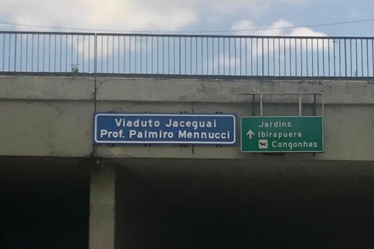 O homem fugiu após a tentativa de feminicídio.