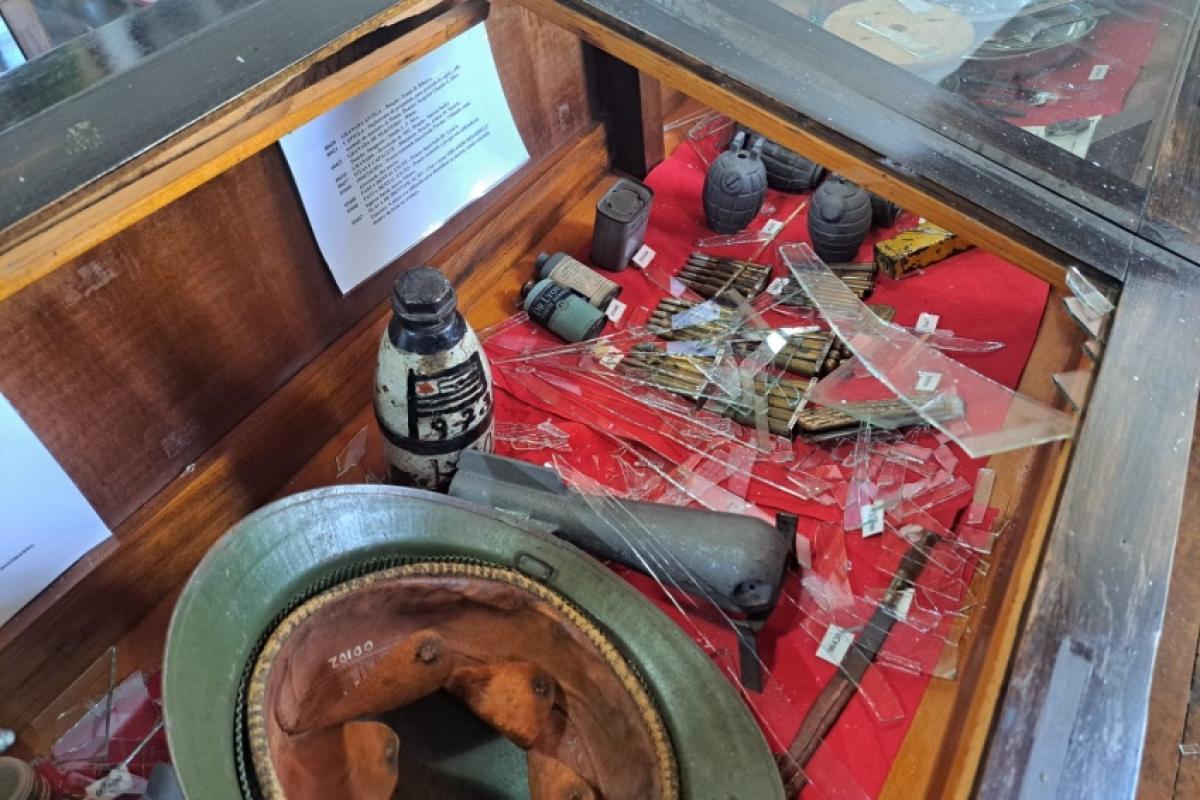 Expositor quebrado após a ação dos criminosos durante o furto ao Museu