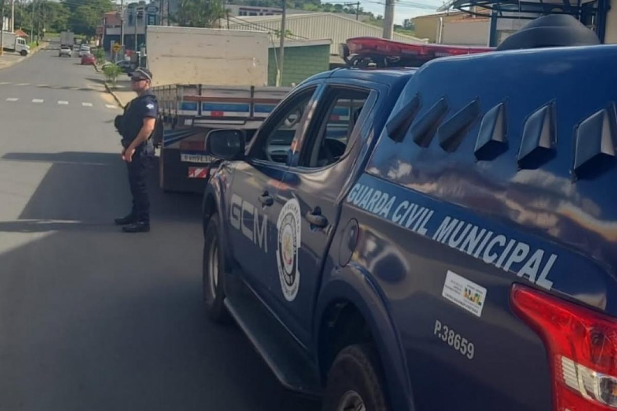 Menor de idade afirmou aos guardas que dirigia a pedido do pai para realizar entregas; veículo foi apreendido por estar sobre o passeio público, em Socorro.