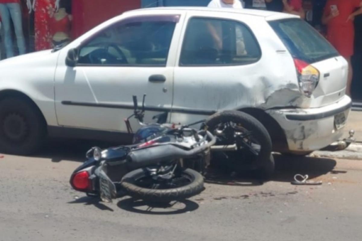 A moto e o Fiat Palio no acidente ocorrido no Mary Dota