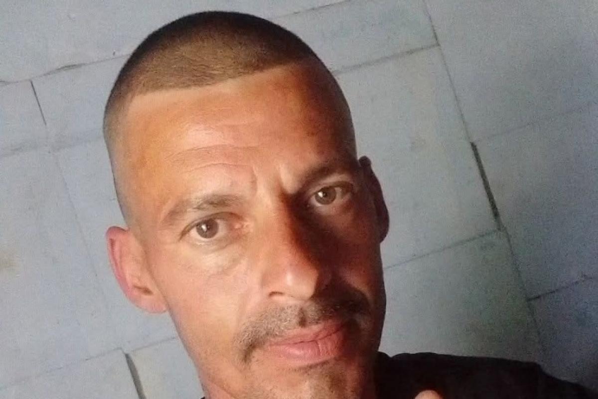 Corpo de Leonardo Rodrigues foi localizado na segunda-feira no bairro São Jorge; Polícia investiga a causa da morte e a presença de livro religioso ao lado da vítima.