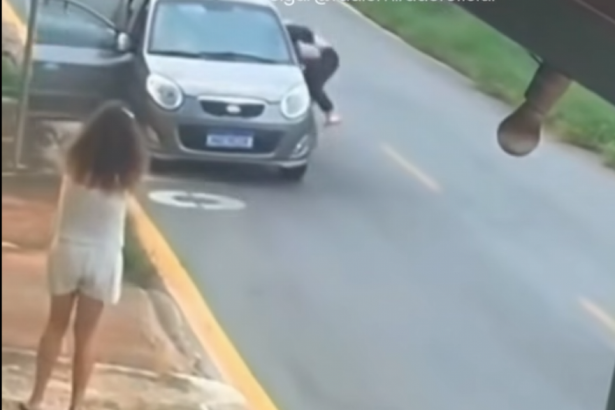 As imagens mostram o veículo descendo de ré enquanto a mãe das crianças estava do lado de fora. 