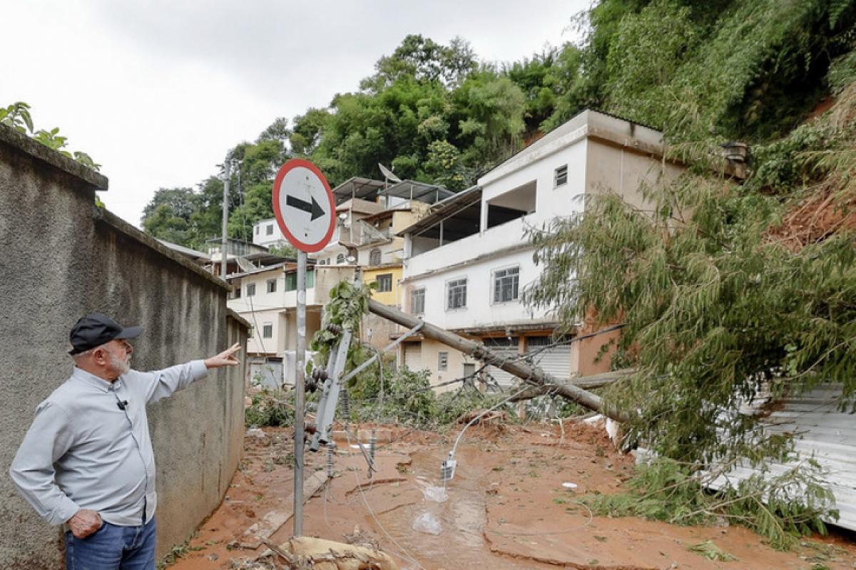 Lula durante visita a áreas afetadas pelas chuvas no município de Juiz de Fora