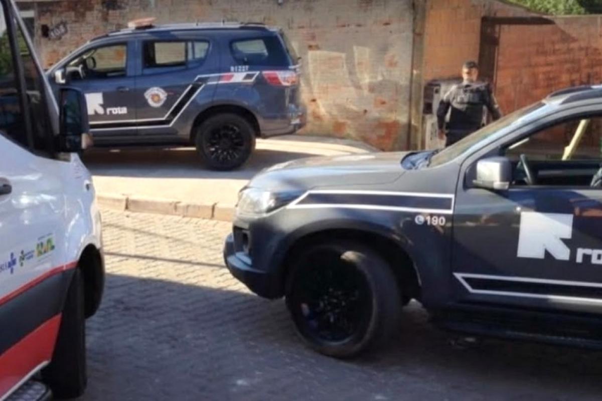 Segundo a PM, o homem atuava no tráfico de drogas da região, junto com outros dois suspeitos. Não há informações sobre os outros homens.