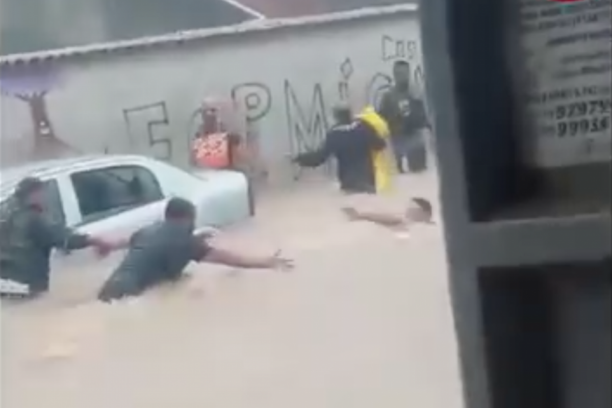 Imagens mostram o momento em que moradores formam um cordão humano para impedir que ele fosse levado pela força da correnteza.