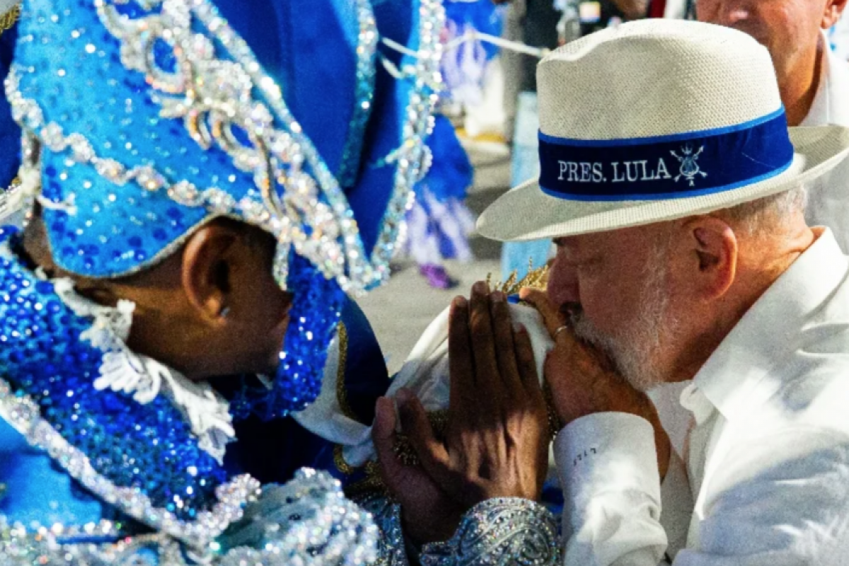 Lula foi homenageado pela escola de samba Acadêmicos de Niterói, em desfile que foi realizado na noite de domingo (15). 