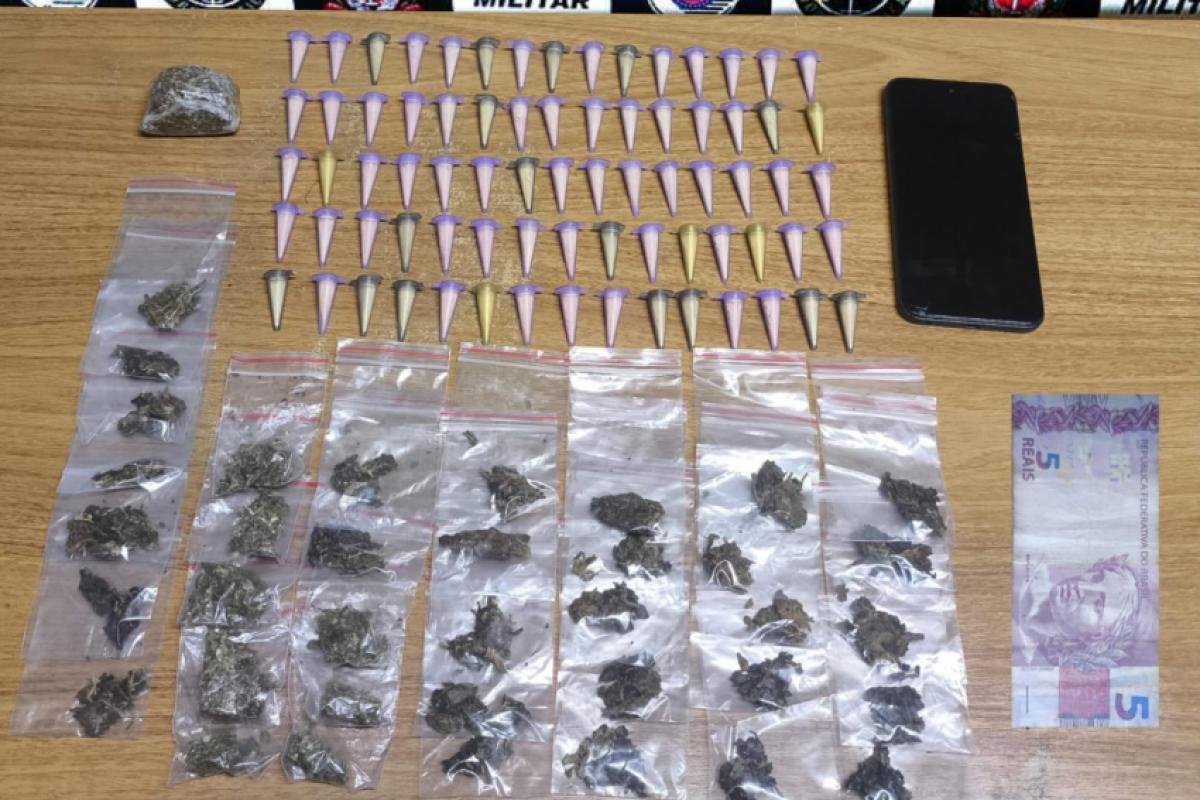 Denúncia levou PM a localizar cocaína e maconha escondidas no Porto Real