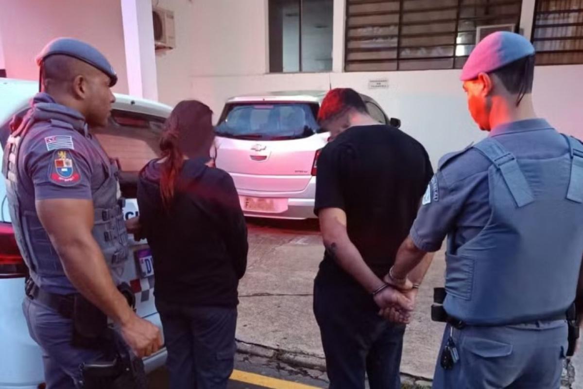 Após uma rápida ação policial, o homem e a mulher foram abordados e presos. 