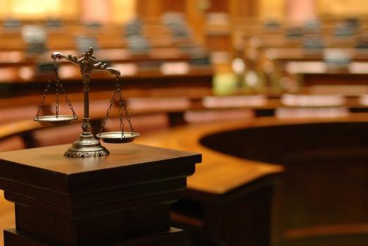 Decisão do Tribunal do Júri reconhece autoria de disparos contra duas vítimas; sentença determina cumprimento em regime fechado