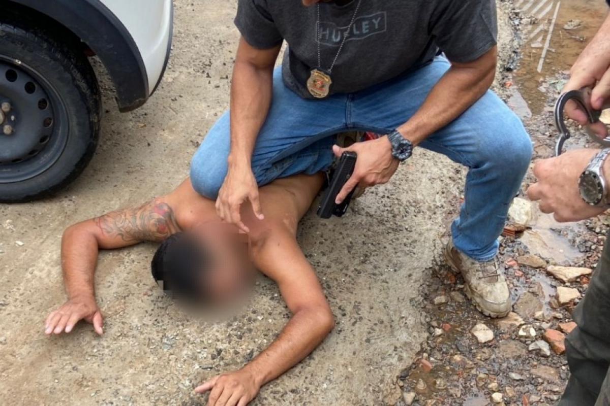 O homem foi preso após perseguição cinematográfica na comunidade. 