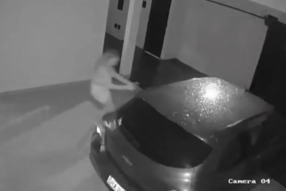 O veículo desceu a rampa, derrubou o portão e só parou após atingir o meio-fio da rua.