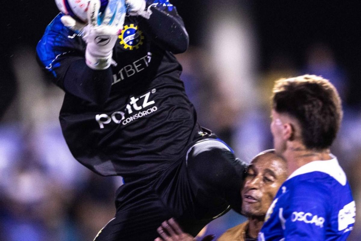 Lance que originou a lesão em Gustavinho