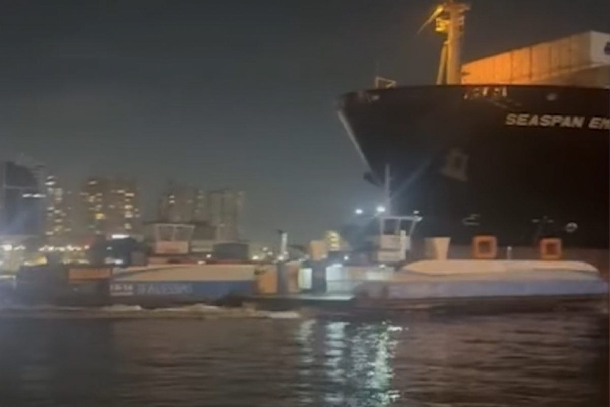 O porta-contêineres Seaspan Empire permanece ancorado na área de fundeio do Porto de Santos após o acidente. 