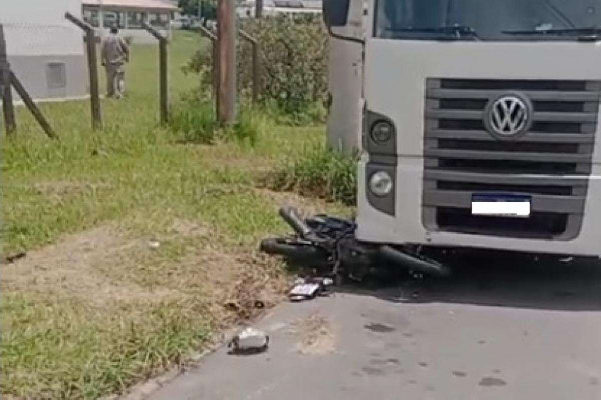 Moto colidiu contra um caminhão em Taubaté