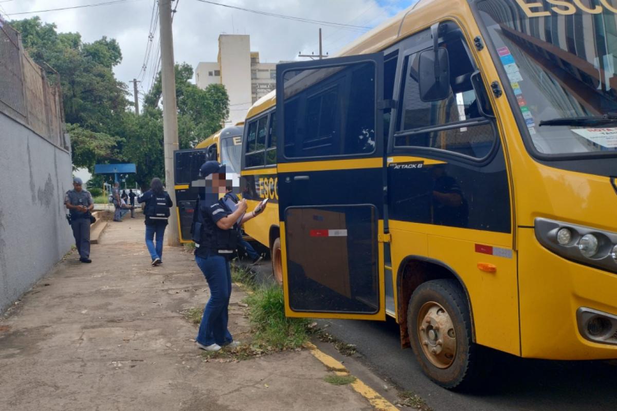 Ação conjunta da Polícia Militar e do Detran vistoriou vans e micro-ônibus em duas escolas estaduais