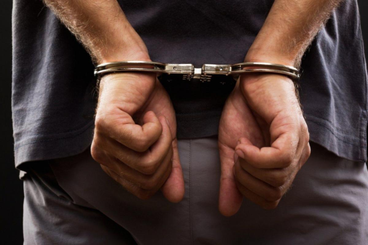 À época, o homem havia sido preso junto com a esposa e cúmplice nos casos