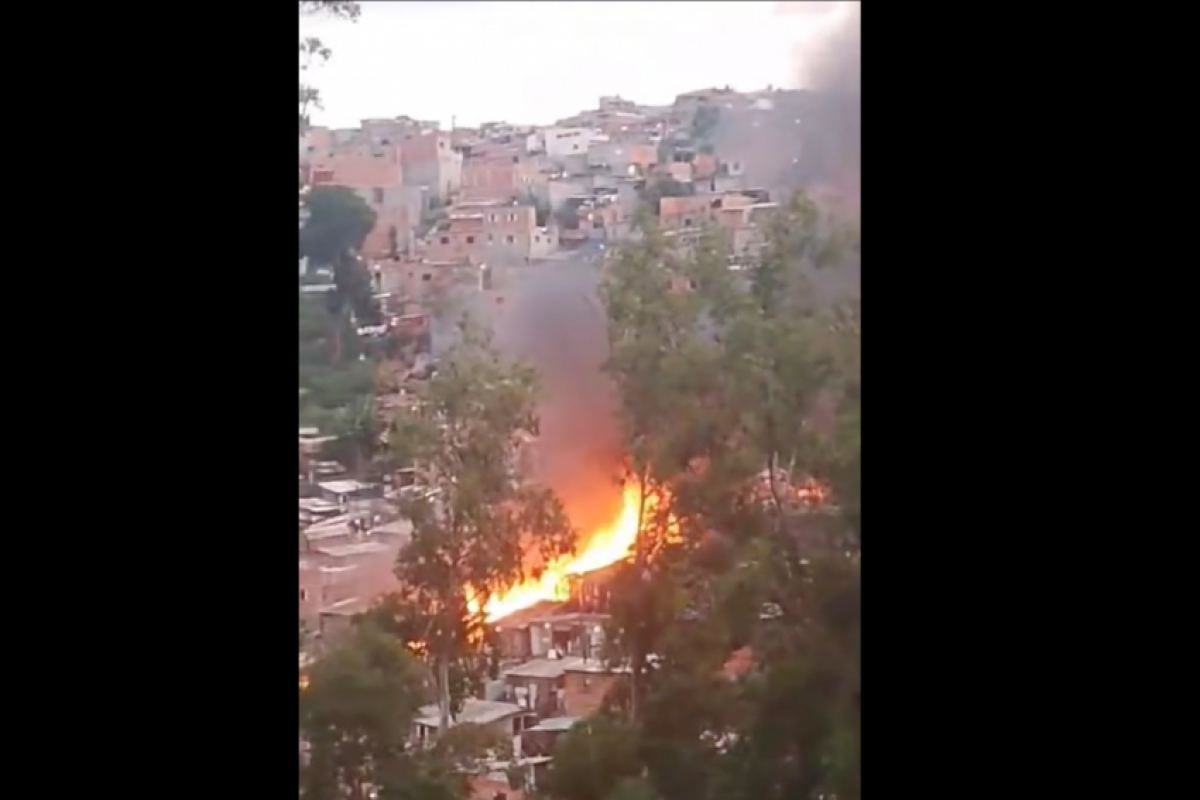 Segundo a corporação, as chamas começaram por volta das 18h em uma das moradias.