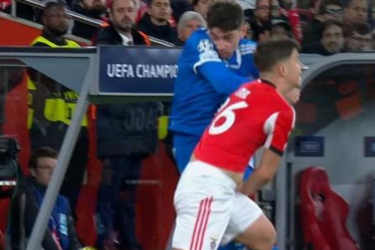 Valverde, do Real Madrid, em disputa de bola com Samuel Dahl, do Benfica