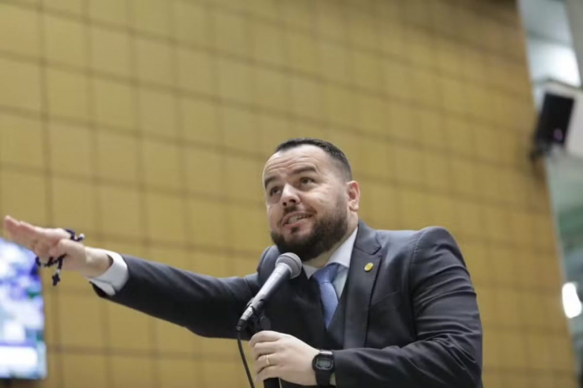 Gil apresenta uma postura crítica em relação a Tarcísio e cobra publicamente acenos do governador ao bolsonarismo