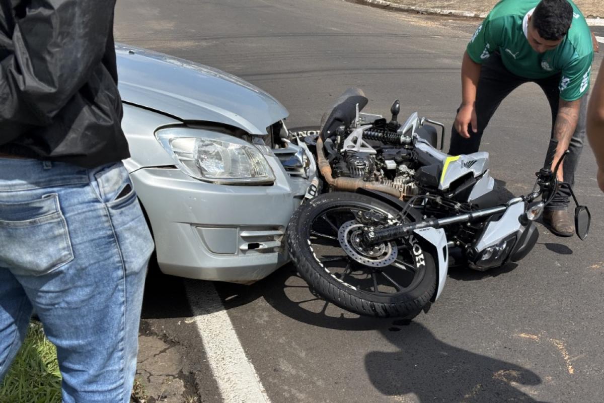Motociclista sofre fratura exposta ao ser 'atropelado' por carro