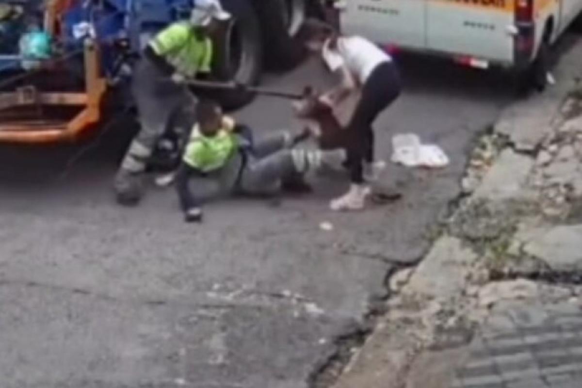 Os funcionários tentaram se defender jogando sacos de lixo e dando chutes no animal