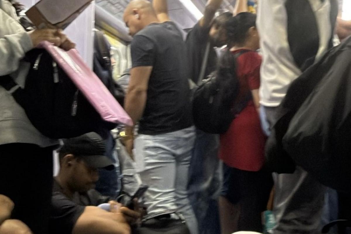 Com a demora na circulação, muitos passageiros se sentaram no chão dos vagões