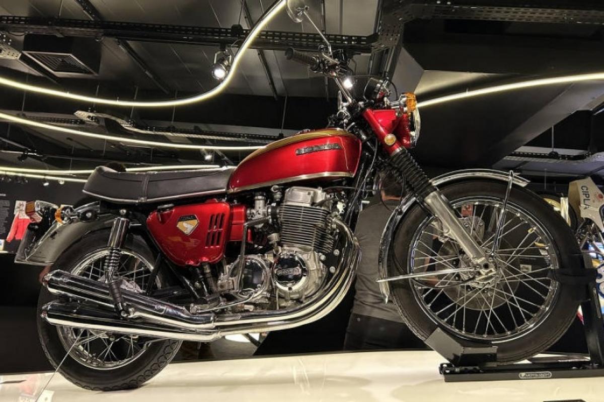 A motocicleta vem com painel digital redondo com tela TFT (sigla em inglês para transistor de película fina), iluminação por LEDs e retrovisores do tipo 'ponta de guidão'