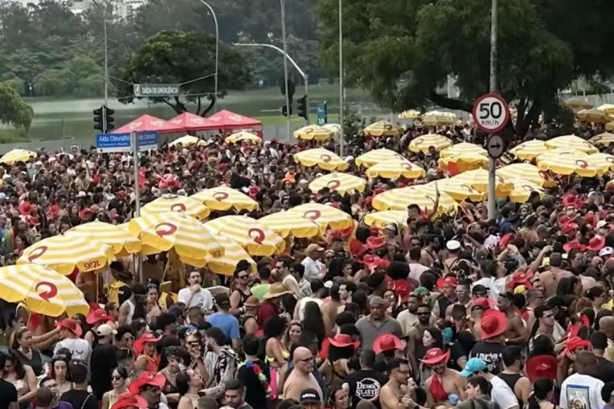 Pela primeira vez, a rua recebeu dois megablocos que atraem milhões de foliões.