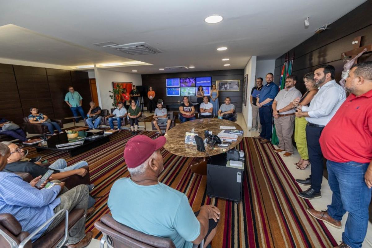 A cerimônia foi realizada no gabinete do prefeito Gustavo Martinelli