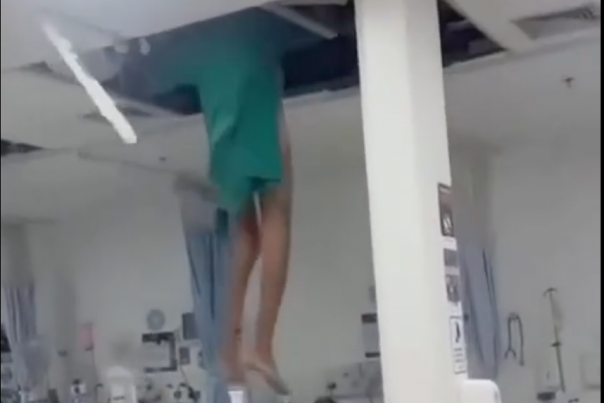Imagens que circularam nas redes sociais mostram o homem, vestido com roupas hospitalares, rompendo parte do forro e despencando dentro da sala. 