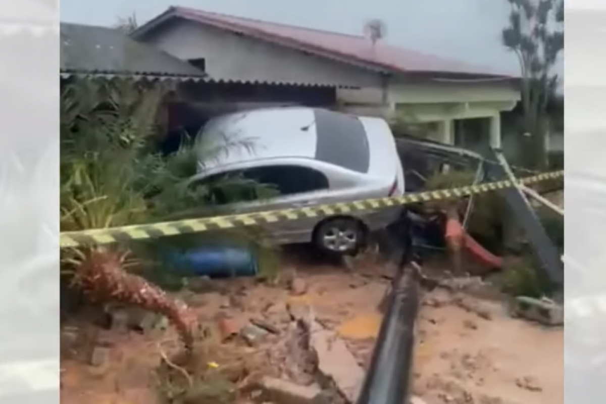 Imagens mostram que a enxurrada devastou uma parte do bairro. Três casas e 10 veículos foram diretamente atingidos.