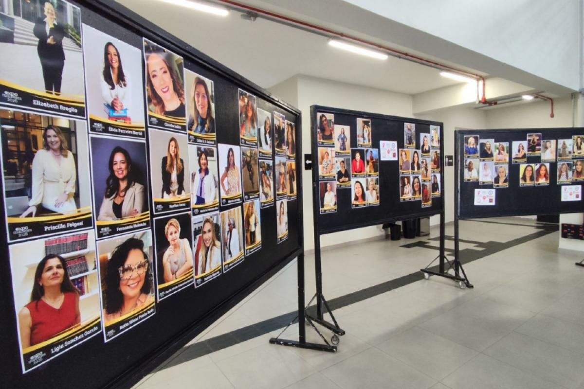Instalada no piso térreo do espaço cultural, a exposição reúne retratos que revelam histórias de resiliência, superação e sucesso