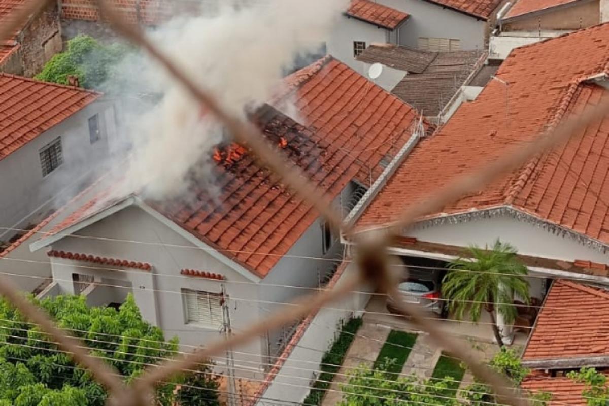 Fogo foi controlado rapidamente e não deixou feridos; causas serão investigadas pela perícia