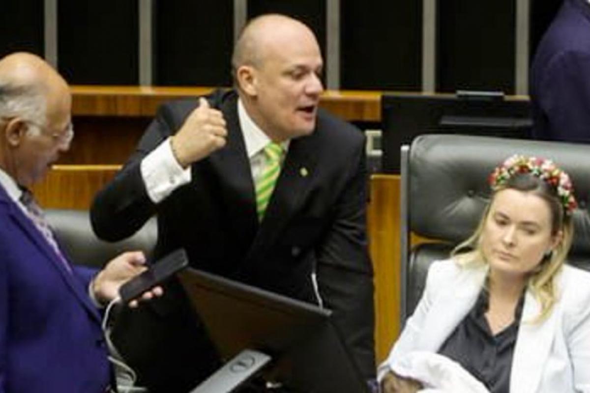 Zanatta afirmou que a eleição representa uma “derrota para as mulheres na semana da mulher”.