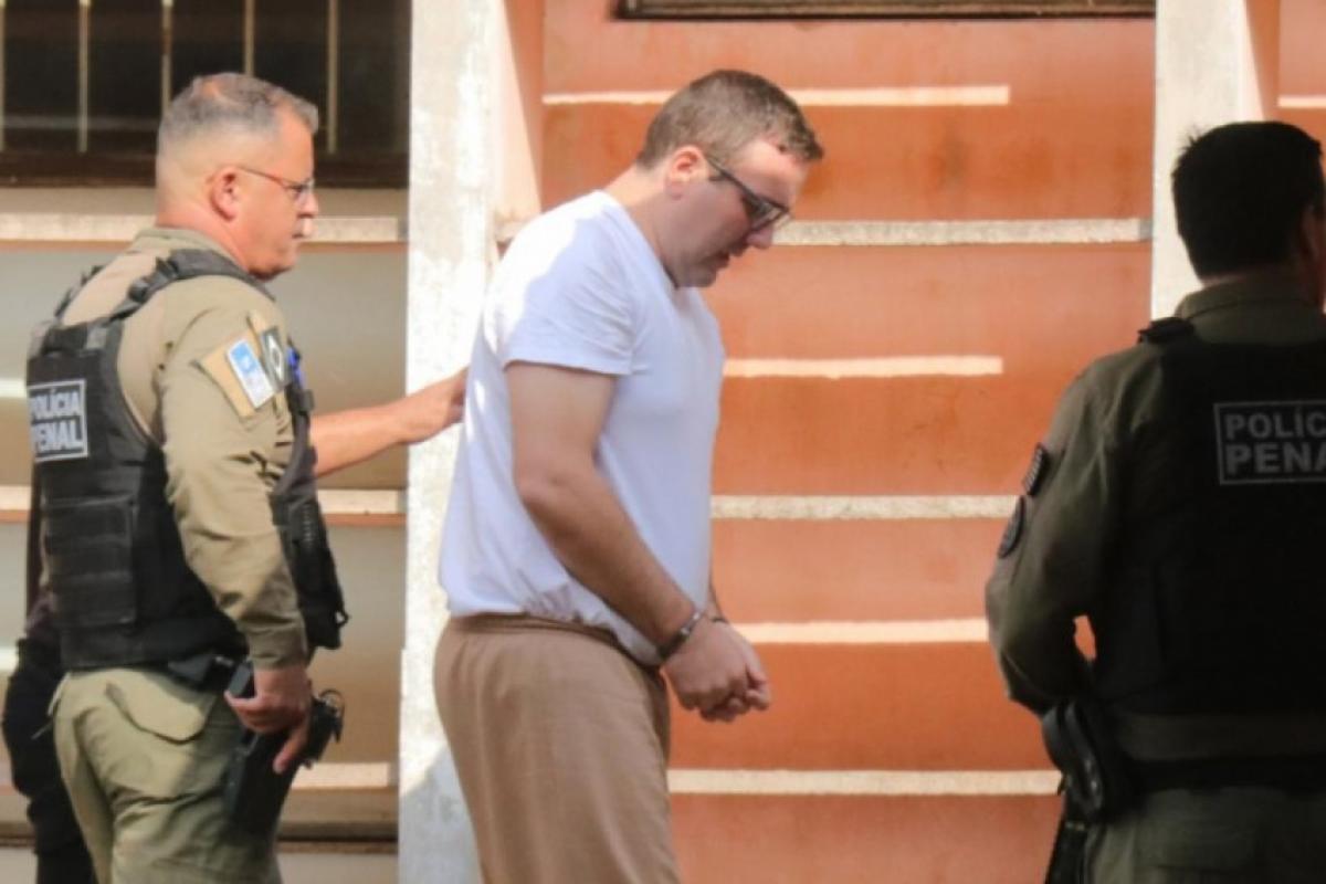 Roberto com policiais penais durante o Tribunal do Júri, em Bauru