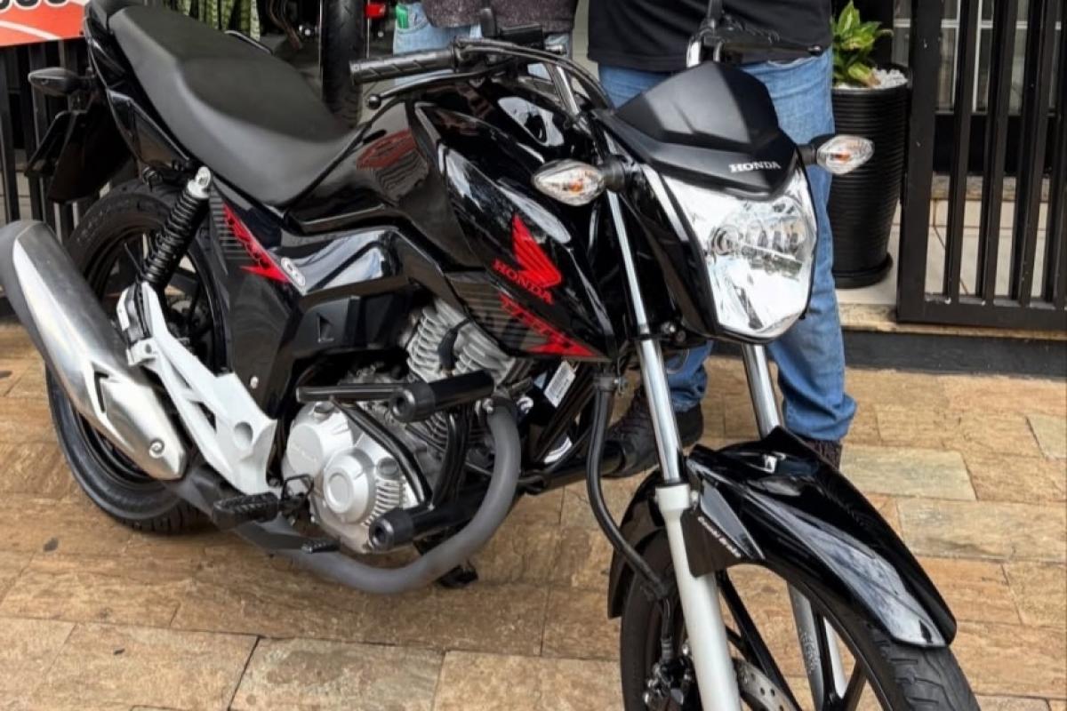 Moto Honda CG Fan furtada na porta da casa do proprietário 