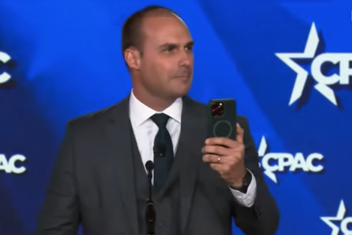 Eduardo Bolsonaro, que teve o mandato cassado por faltas após se mudar para os EUA, reagiu às críticas nas redes sociais.