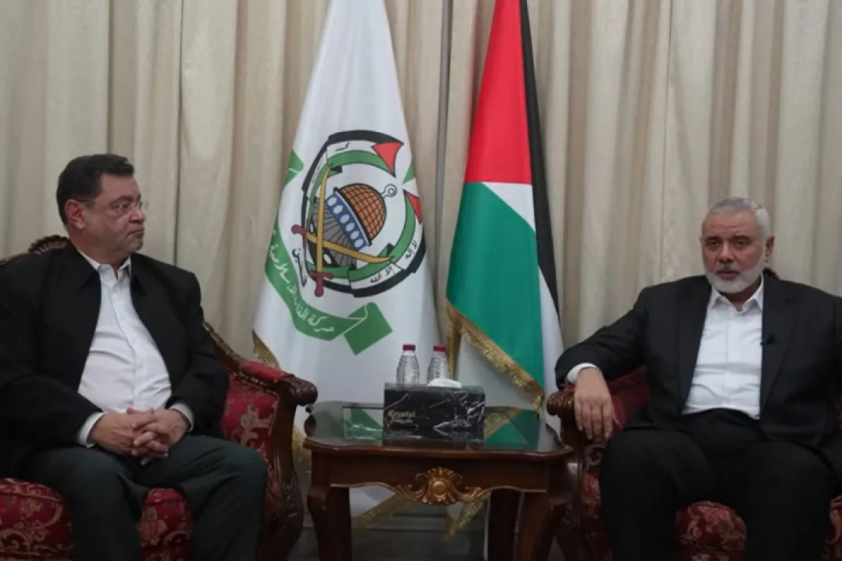 Rui Costa Pimenta (à esquerda) durante o encontro com o líder do braço político do Hamas, Ismail Haniyeh