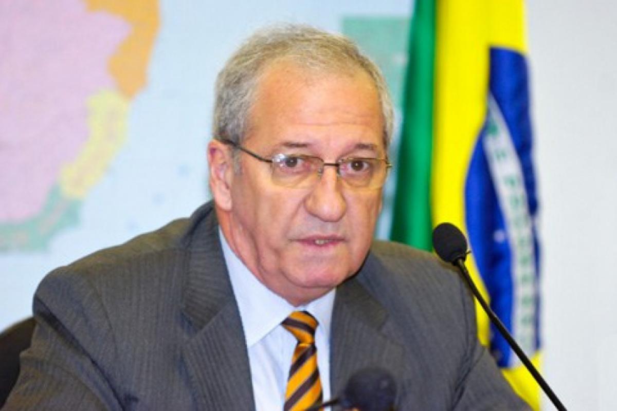 Após ser conduzido a uma sala para esclarecimentos, foi colocado em um voo de retorno ao Brasil 13 horas depois.