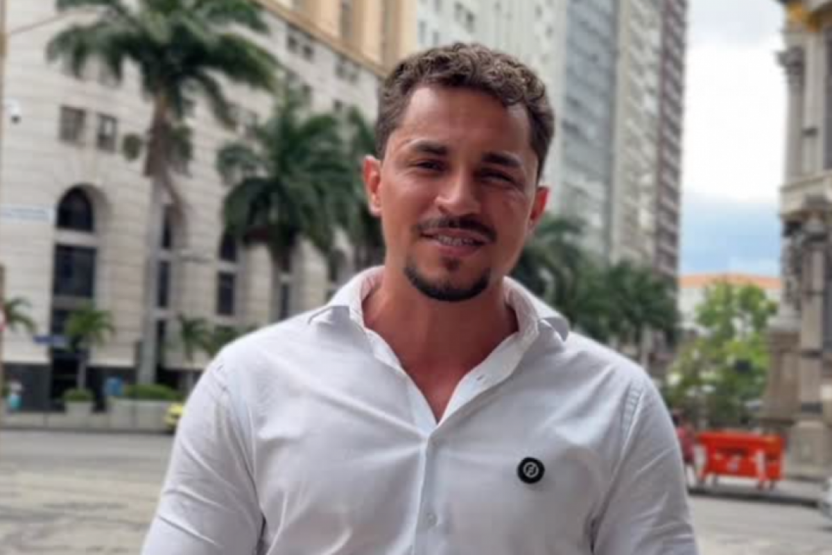 Entre os detidos estão seis policiais militares e o vereador carioca Salvino Oliveira (PSD). 