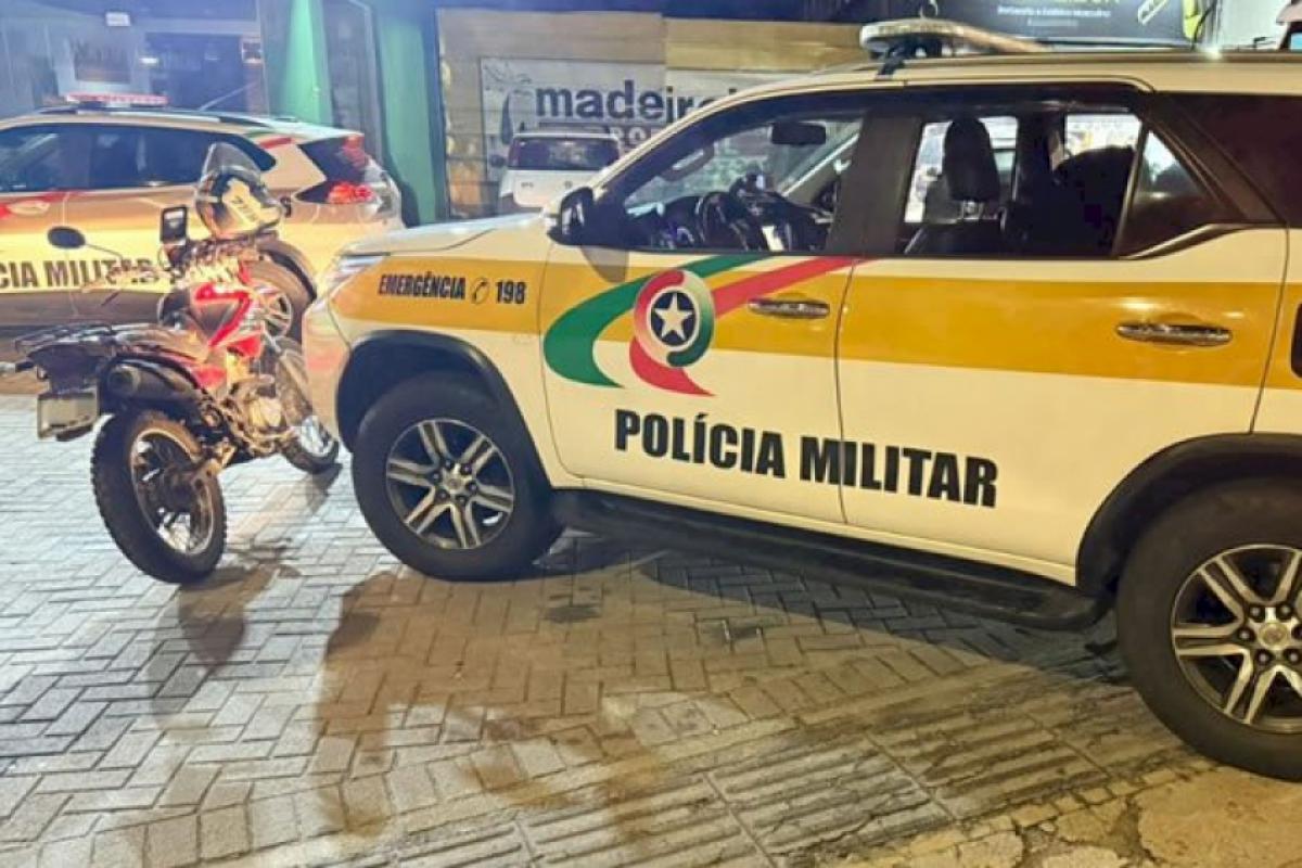 De acordo com a PM, o agressor desferiu ao menos três golpes, atingindo o peito e a barriga da vítima. 