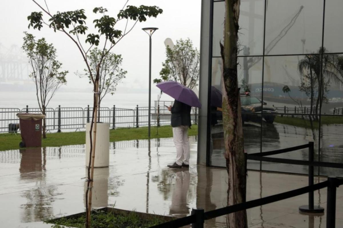 A combinação entre ar quente e úmido e regiões de baixa pressão no interior do país reforça a condição para pancadas frequentes.