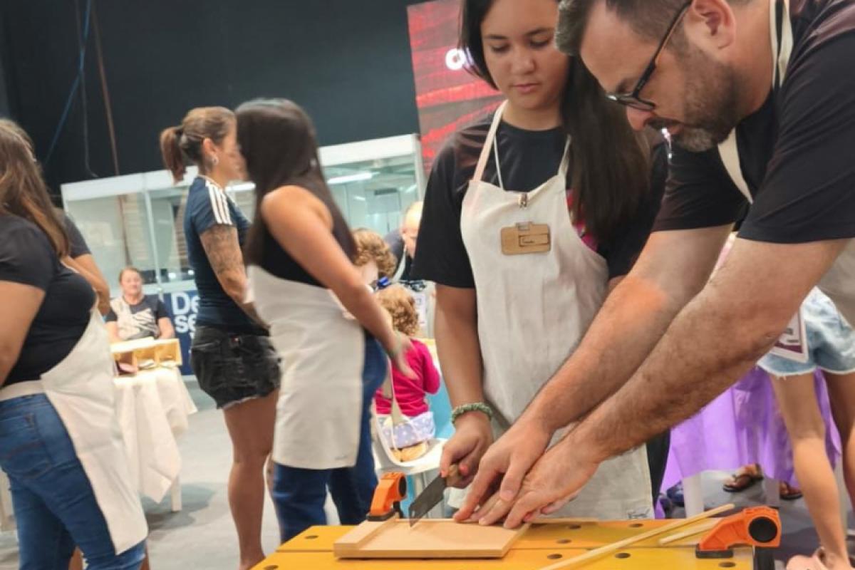 A proposta é ampliar a experiência do público dentro da feira, oferecendo momentos de aprendizado, troca de conhecimento e entretenimento