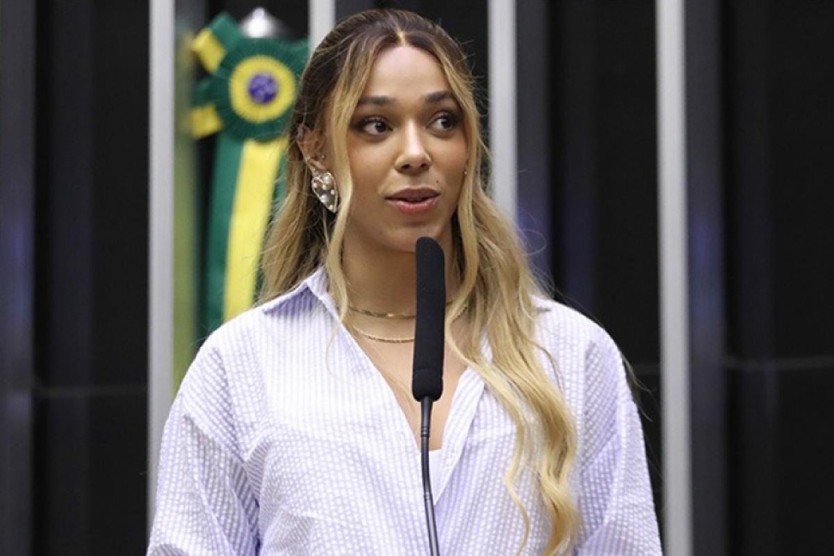 Primeira transsexual a assumir a cadeira de presidente recebeu 11 votos favoráveis.