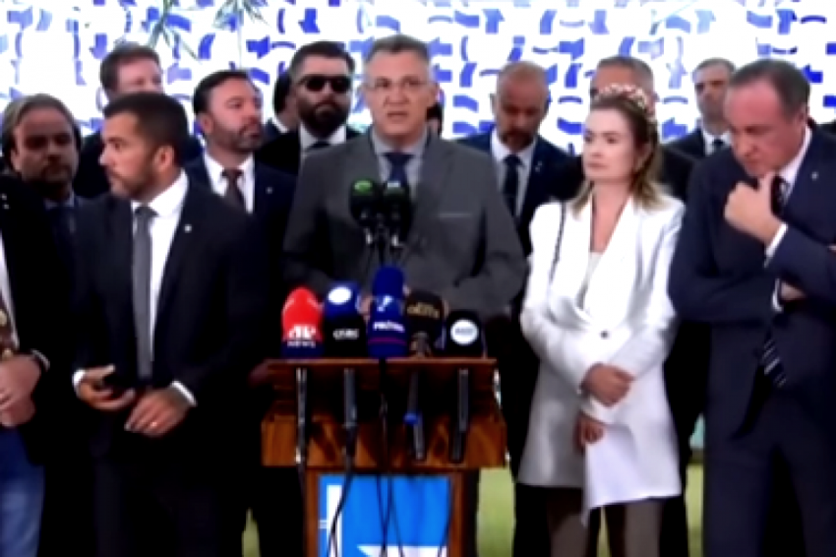 Borgo fala à imprensa, em Brasília