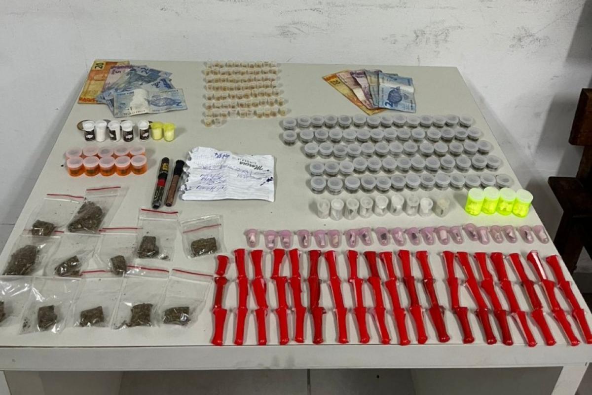 As drogas foram apreendidas pelos policiais